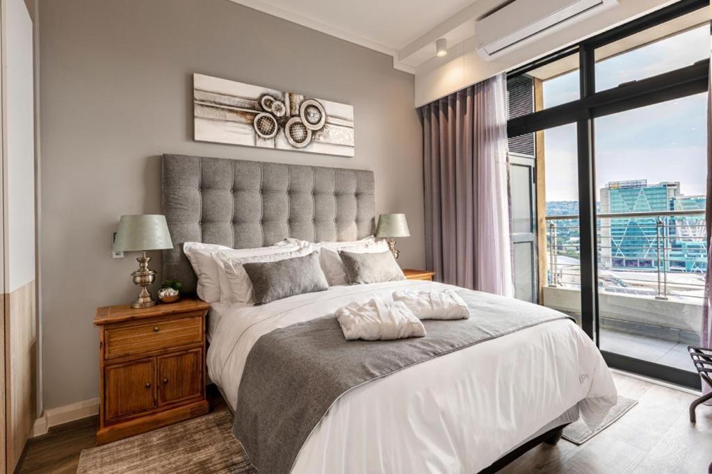 Menlyn Maine Residence Unit 1419 Pretoria Bagian luar foto