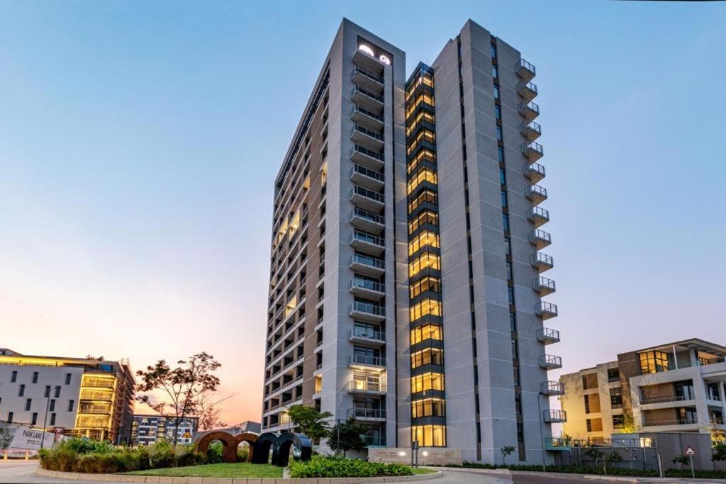 Menlyn Maine Residence Unit 1419 Pretoria Bagian luar foto