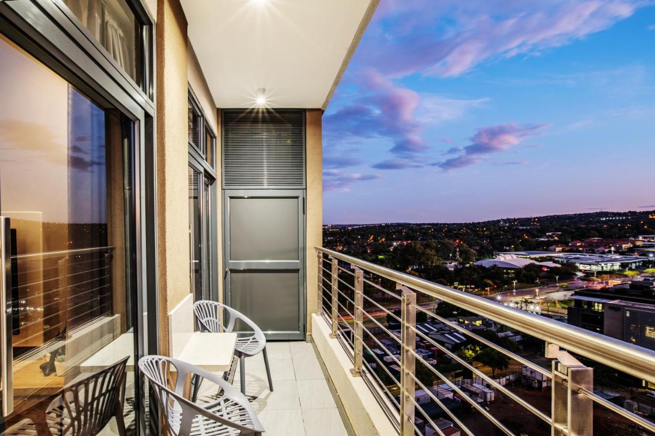 Menlyn Maine Residence Unit 1419 Pretoria Bagian luar foto
