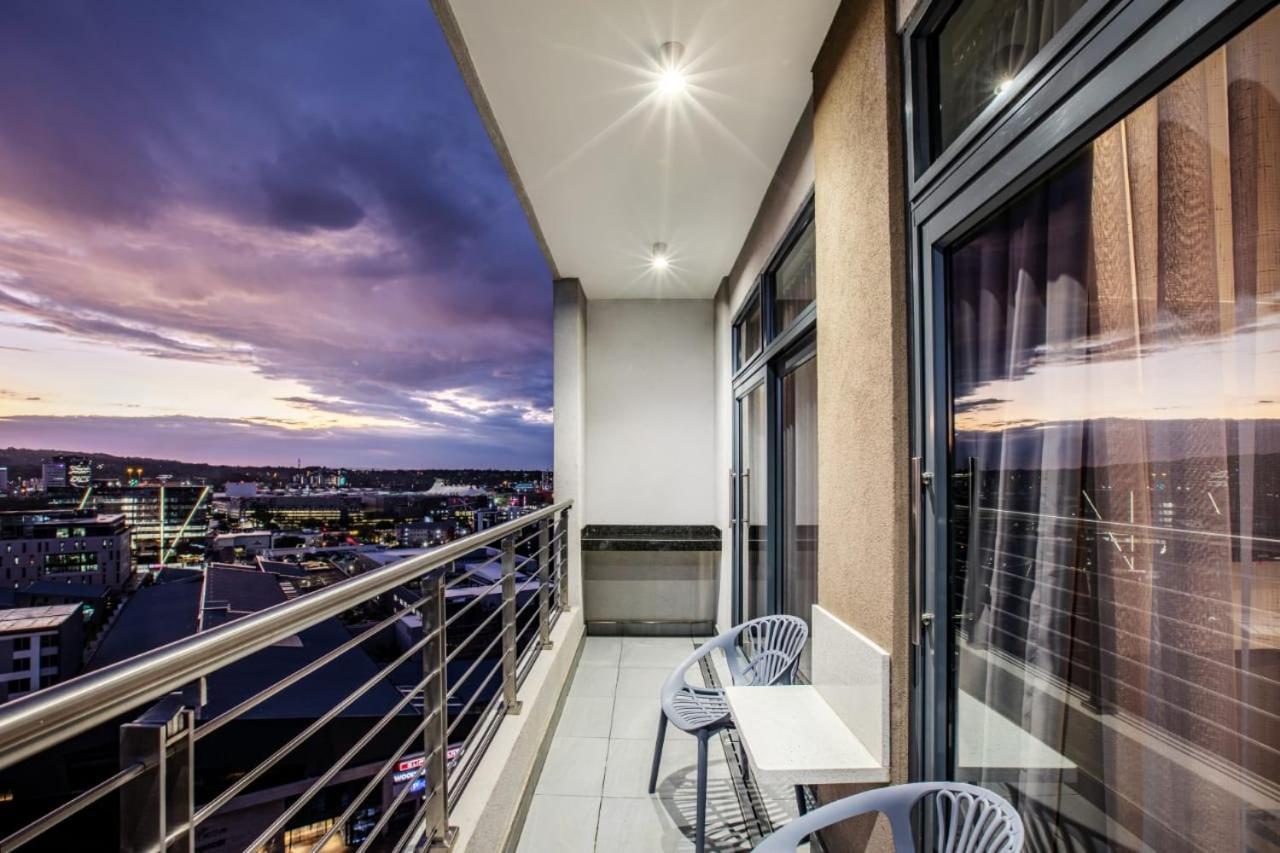 Menlyn Maine Residence Unit 1419 Pretoria Bagian luar foto